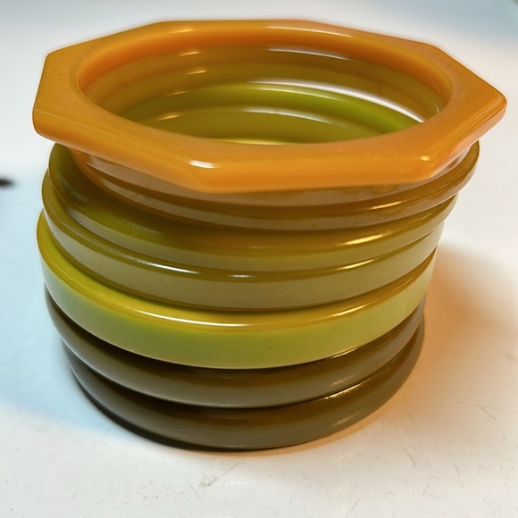 Box full of Vintage Bakelite Jewelry - Picture 3 of 15